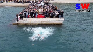 Ceremonia e Ujit të Bekuar në Sarandë  Leonidha Zisi kap kryqin për herë të katërt [upl. by Annaillil]