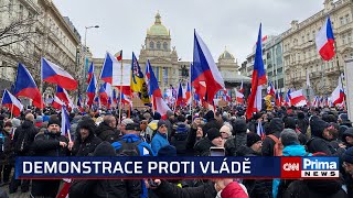 Protestující chtěli z muzea strhnout vlajku Ukrajiny 18 zadržených a dva zranění policisté [upl. by Lladnyk]