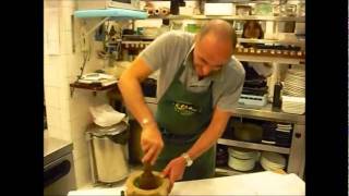 Preparazione Pesto alla genovese fatto al mortaio  Ristorante Le Rune  Genova [upl. by Mannie]