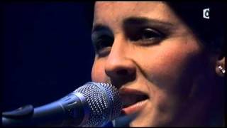 Souad Massi  Hakda Wela Ktar live [upl. by Acsot]