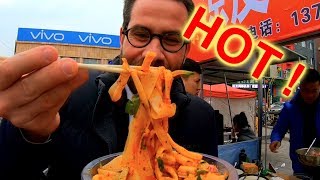 CHINESE COLD SKIN NOODLES HOT and SPICY 凉皮  烤冷面 Kalte Haut Nudeln  EXTRASCHARF [upl. by Aneleiram]