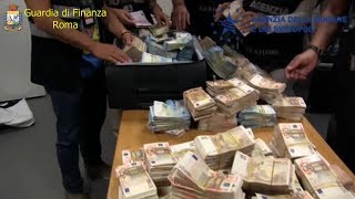 Aeroporto di Fiumicino boom di valuta illegalmente esportata Nel 2017 scoperti 14 milioni [upl. by Tterrag]