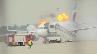 GROSSALARM FLUGHAFEN DÜSSELDORF  Flugunfall  Explosionen  Menschenrettung  Großübung [upl. by Jelene573]