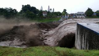 Lahar dingin gunung kelud di Jembatan Konto Kandangan Kediri [upl. by Aryajay550]