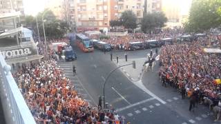 Recibimiento al bus del Valencia CF INCREÍBLE [upl. by Regen814]