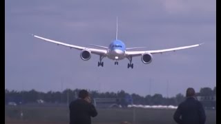 Piloot Dreamliner haalt grapje uit vliegtuigspotters in paniek [upl. by Ruosnam]