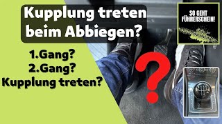 Mit getretener Kupplung abbiegen So entscheidest du wann es geht  Führerschein [upl. by Ingamar310]