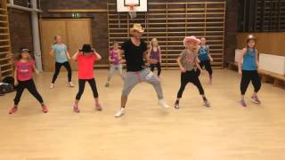 Zumba kids på Danscenter Piradinha  Gabriel Valim amp Henry Mendez [upl. by Giah]