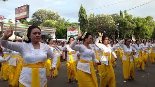 Sebanyak 7232 Penari Rejang Renteng Meriahka HUT Kota Singaraja yang ke 415 Tahun [upl. by Zipnick]