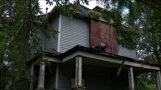 Whats happening to thousands of abandoned Chicago houses Homeowners hide houses crumble [upl. by Schach]