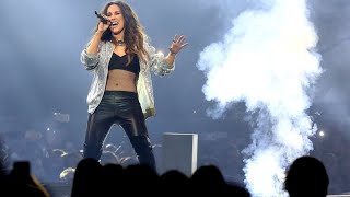 Malú  Invisible  Directo 2017 [upl. by Almond]