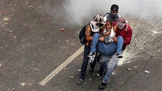 Violentas protestas antigubernamentales en Venezuela [upl. by Eniluqaj42]