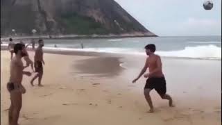 SI VAS A UNA PLAYA DE BRASIL SIEMPRE HABRA GENTE JUGANDO AL FUTBOL [upl. by Naylor]