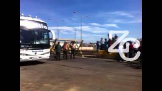 Buses que quedaron varados en la frontera de Paraguachón pasaron después de las 2 de la tarde [upl. by Ahcrop]