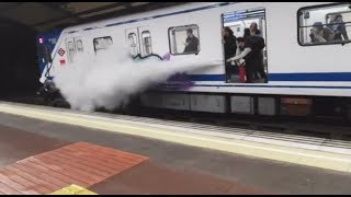 ¡Que son chavales Disparando un extintor a unos grafiteros en metro de Madrid [upl. by Pryor]