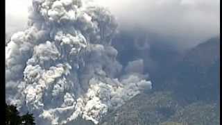 御嶽山噴火の瞬間！凄まじい速さで立ち上る噴煙！ Volcano eruption in Japan [upl. by Aikram]