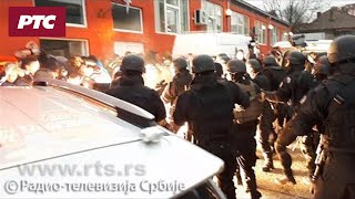 Napad kosovske policije na građane Kosovske Mitrovice [upl. by Enamart]