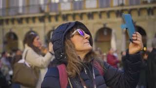 El Orfeón Donostiarra canta el Hallelujah de Leonard Cohen en la Plaza de la Constitución [upl. by Kcirderfla]