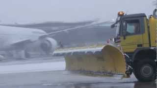 Aéroports de Paris mobilisé face à la neige [upl. by Gillespie]