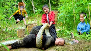 Brave ethnic girl rescues Dwarf Family primitive attacked by giant python while harvesting cassava [upl. by Ranilopa]