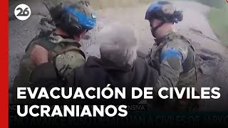 ⚠️ Así evacúan a los civiles ucranianos en medio de los ataques rusos  26Global [upl. by Wilonah895]