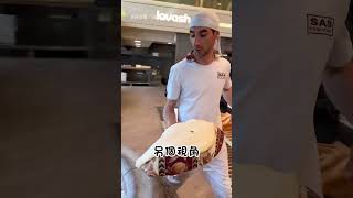 【好腰力】亞美尼亞特技麵包店！師傅倒立quot頭進烤爐quot超靈活｜麵包｜亞美尼亞｜特技｜表演｜烘焙 [upl. by Eirbua171]