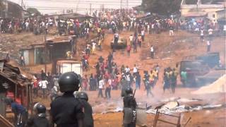 Manifestation du mardi 18 février 2014 à Dapompa Conakry  carte du gendarme tué [upl. by Ninazan]