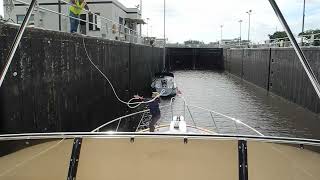 Ocean Alexander 61 in St Lucie Lock [upl. by Reggy955]