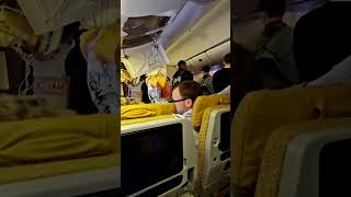 Las fuertes turbulencias en un vuelo de Singapore Airlines dejan un muerto y varios heridos shorts [upl. by Saihtam]