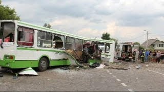 Russie  un chauffard coupe un bus en deux  14 morts au moins [upl. by Roselba]