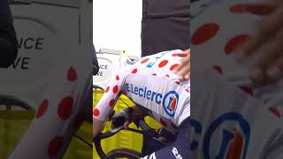 😢Vingegaard éclate en sanglots à larrivée shorts tourdefrance pogacar vingegaard [upl. by Suryt]