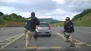 CARRO EM FUGA  Policiais rodoviários federais atiraram nos pneus [upl. by Ennaear]