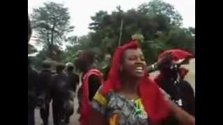 Les femmes des bérets rouges maliens dans la rue [upl. by Salta]