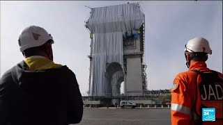 Arc de Triomphe à Paris  le monument transformé en oeuvre dart de Christo • FRANCE 24 [upl. by Repsag416]