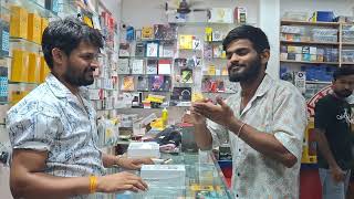 एक बहरा और गूंगा आदमी इस तरह एक स्मार्ट फोन खरीद रहा है ❤️❤️❤️  A deaf and dumb man buying mobile [upl. by Lanfri]