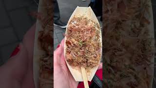 “alive” bonito flakes on takoyaki Dotonburi Osaka 2019 The fish flakes move from the heat [upl. by Aim]