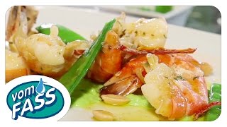 Lecker Kochen Gegrillte Garnelen mit ErbsenMinzcreme  VOM FASS [upl. by Nealson]