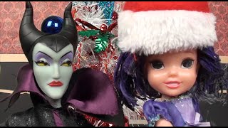 Anna and Elsa Toddlers Christmas List Adventure Descendants 2 Mal amp Evie  Ep 13  Toys In Action [upl. by Mala]