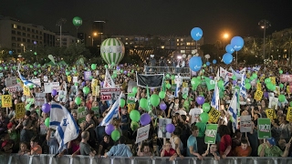 Des milliers dIsraéliens manifestent à TelAviv pour une solution à deux États [upl. by Dodge]