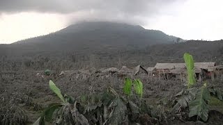 Eruption du volcan Sinabung plus de 28000 Indonésiens déplacés [upl. by Kcirdek]