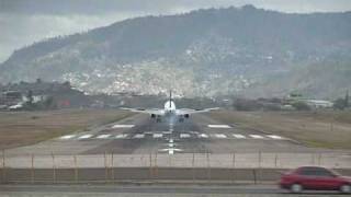 Toncontin amazing landing  Tegucigalpa [upl. by Daffie]