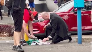 TOM GLEESON HELPS AUTOGRAPH COLLECTOR PICK UP DROPPED AUTOGRAPHS AT AACTA AWARDS [upl. by Yngiram840]