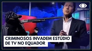 Criminosos invadem estúdio de tv ao vivo no Equador I Jornal da Noite [upl. by Anaerb]