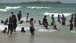 Découvrez l’ambiance chaude des plages pendant les vacances [upl. by Annav]