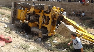 Dangerous Incident Operator Heavy Equipment Excavator Fails amp Stuck Recovery [upl. by Hilario914]