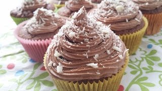 Rezept Schokoladen Cupcakes mit SchokoladenFrosting und Schokoladenraspeln  saftig schokoladig [upl. by Ally751]