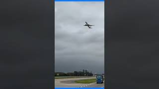 Vídeo flagra momento em que avião precisa arremeter por conta de ventos fortes na Argentina shorts [upl. by Alenas]