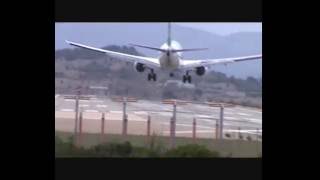 Atterraggi difficili vento fortissimo  aeroporto Costa Smeralda Olbia  092016 [upl. by Agnella]