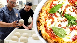 Pizzaiolo Napoletano prepara limpasto per la Pizza napoletana nella Pizzeria quotLoffredoquot di Roma 🇮🇹 [upl. by Guglielmo]