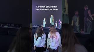 Konserde görevlisindir ama sahnede Edis vardır 😅 edis edisgörgülü konser reels martılar [upl. by Htebsle]